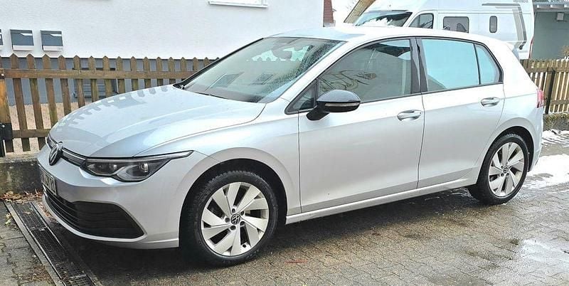 Gebraucht VW Golf VIII Life 131 PS (96 kW) 2021 Silber Limousine