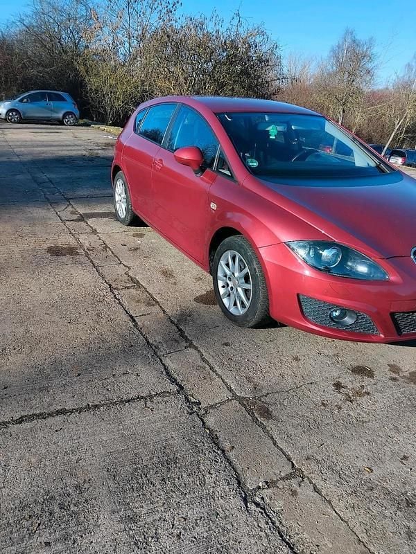 Rot Gebraucht 2010 Seat Leon Limousine | 4.100 € (Fairer Preis) - Bild 1/4