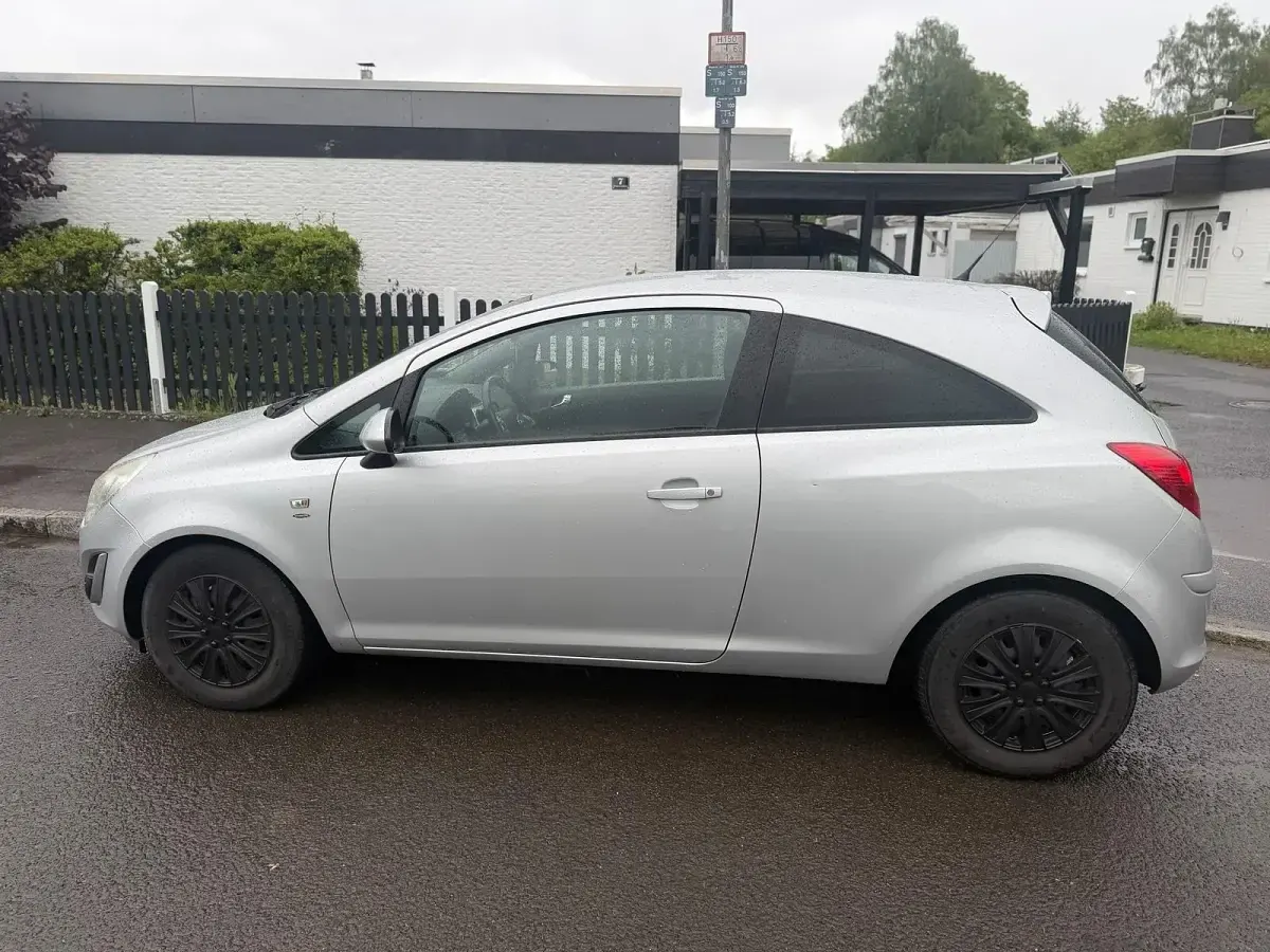 Gebraucht Opel Corsa 69 PS (50 kW) 2011 Silber Kleinwagen