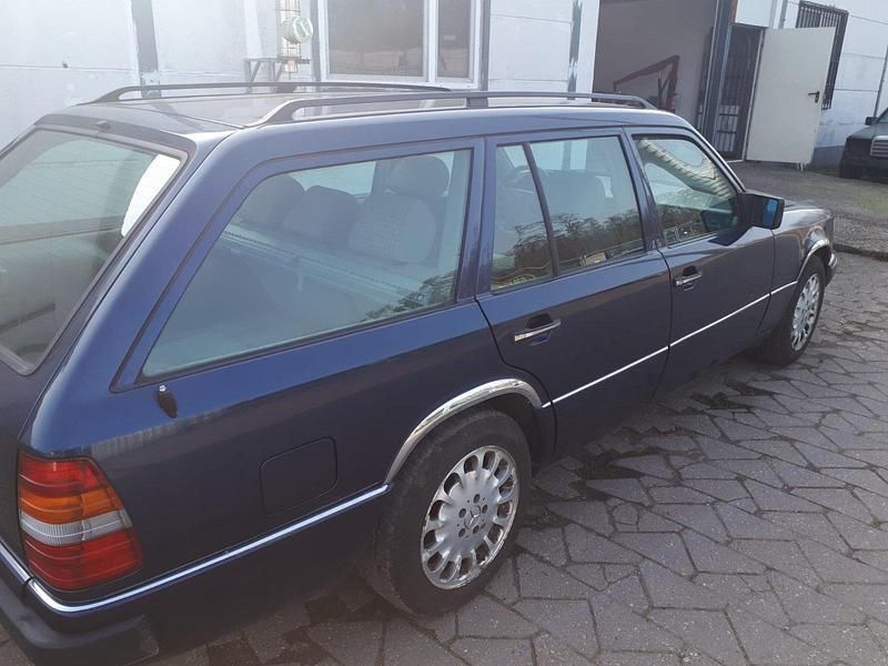 Gebraucht Mercedes 200 100 PS (73 kW) 1995 Blau Kombi