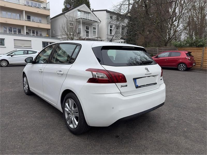 Gebraucht Peugeot 308 Style 110 PS (80 kW) 2016 Weiß Kleinwagen