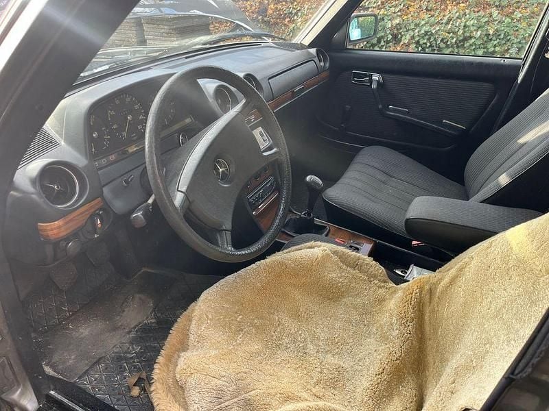 Gebraucht Mercedes 200 72 PS (52 kW) 1983 Grau Limousine