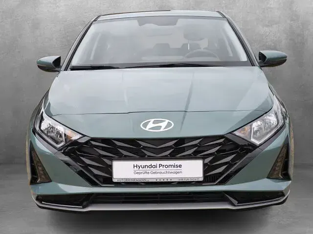 Gebraucht Hyundai i20 Select 101 PS (74 kW) 2025 Mangrove green / mic Kleinwagen