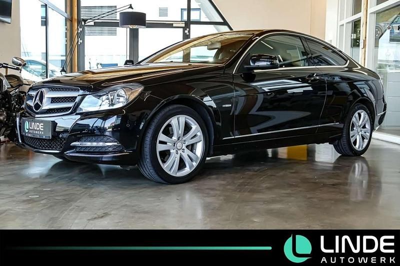 Obsidianschwarz metalliclack Gebraucht 2011 Mercedes C180 Coupé | 8.900 € (Fairer Preis) - Bild 1/4