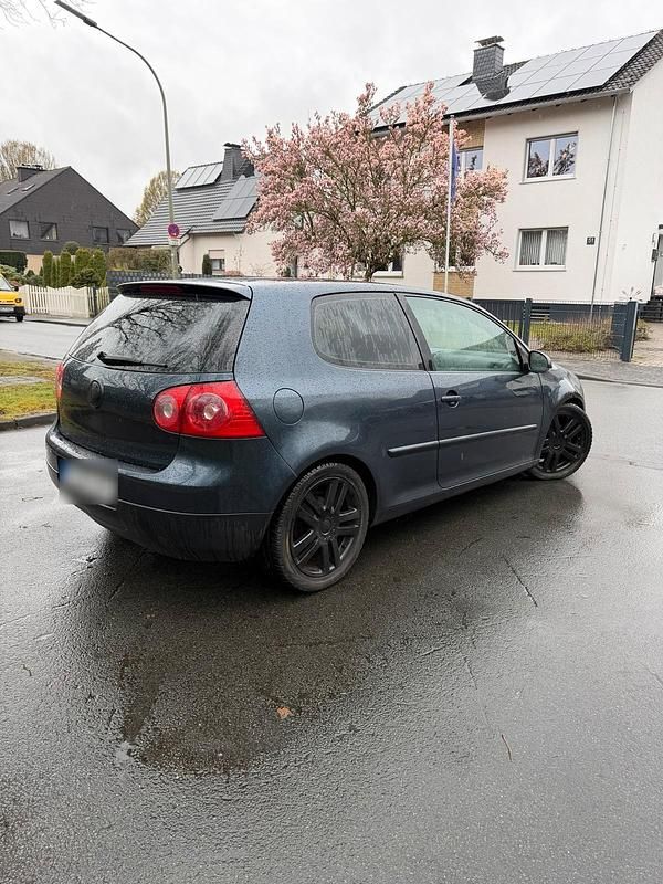Gebraucht VW Golf V 105 PS (77 kW) 2004 Blau Kleinwagen
