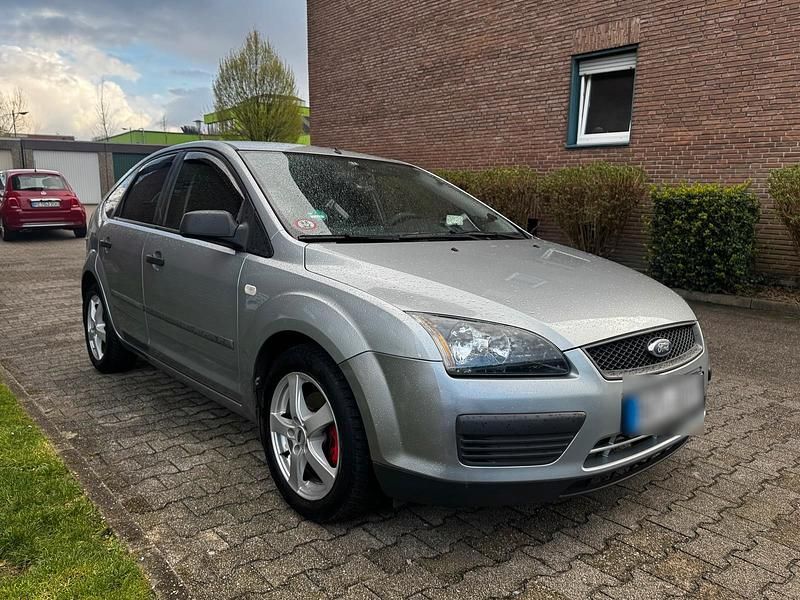 Gebraucht Ford Focus Trend 116 PS (85 kW) 2005 Silber Limousine