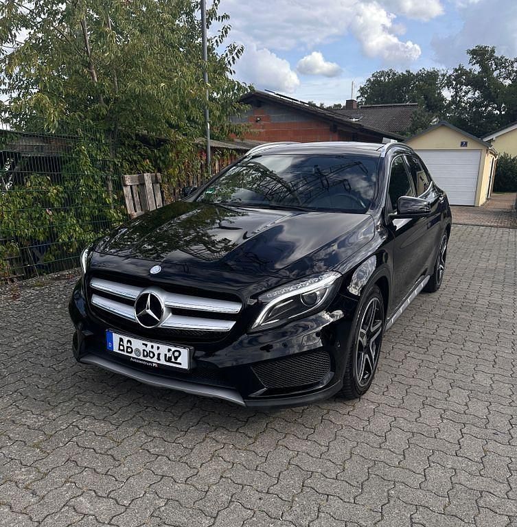 Schwarz Gebraucht 2015 Mercedes GLA220 AMG line SUV | 19.700 € (Teuer) - Bild 1/4
