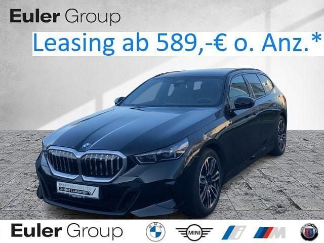 Black sapphire metallic Gebraucht 2024 BMW 520 M Sport Kombi | 49.490 € (Superpreis) - Bild 1/4