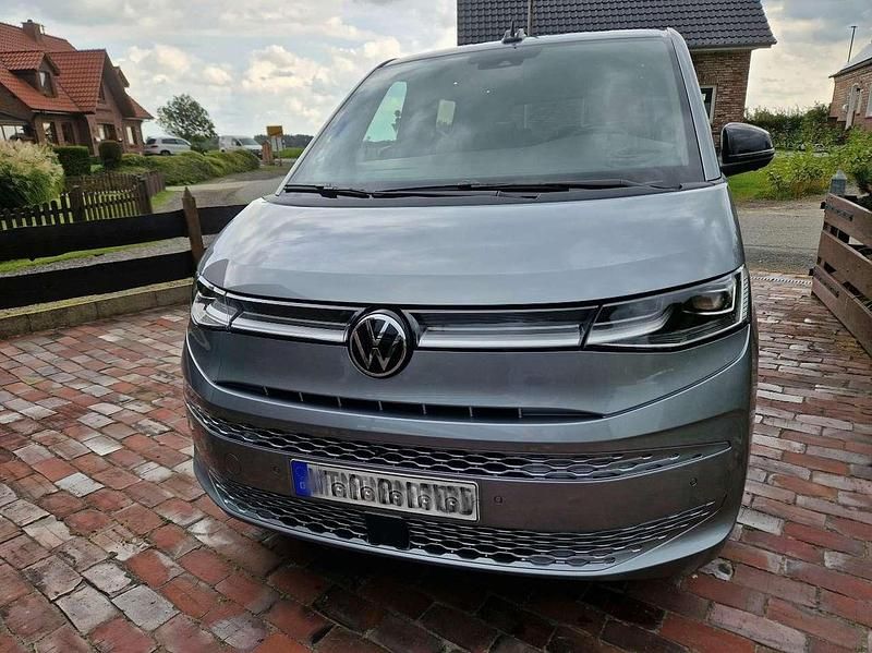 Gebraucht VW Multivan Style 150 PS (110 kW) 2023 Silber Van