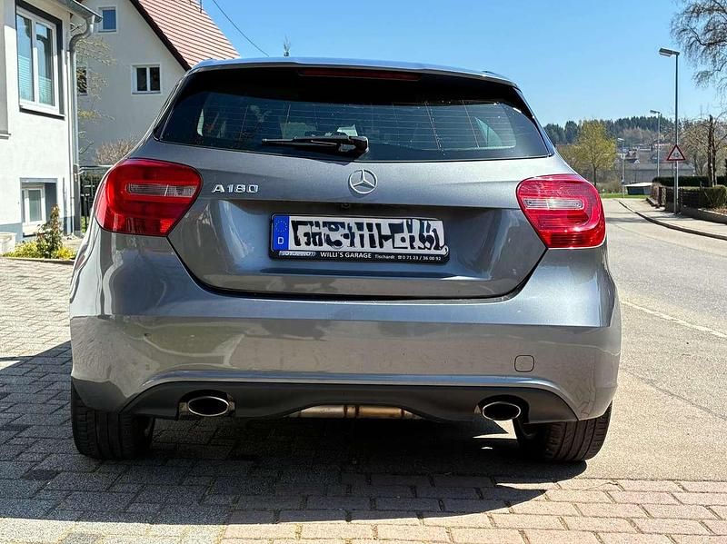 Gebraucht Mercedes A180 122 PS (89 kW) 2013 Silber Kleinwagen