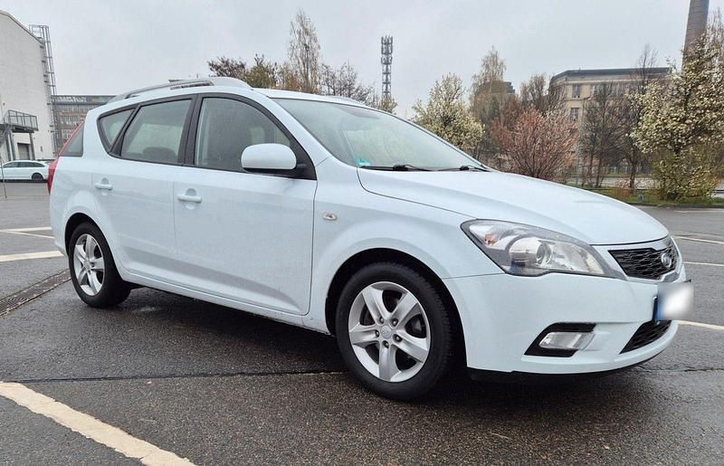 Usado Kia Ceed 125 HP (91 kW) 2011 Branco Citadino
