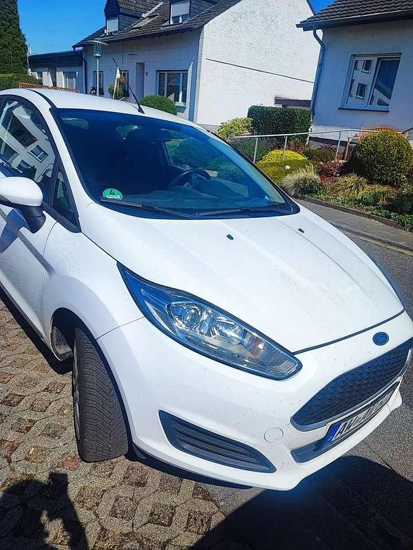 Weiß Gebraucht 2016 Ford Fiesta Trend Kleinwagen | 4.400 € (Fairer Preis) - Bild 1/4