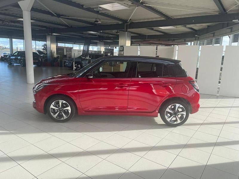 Neu Suzuki Swift Comfort+ 83 PS (61 kW) 2025 Burning red pearl metallic Kleinwagen