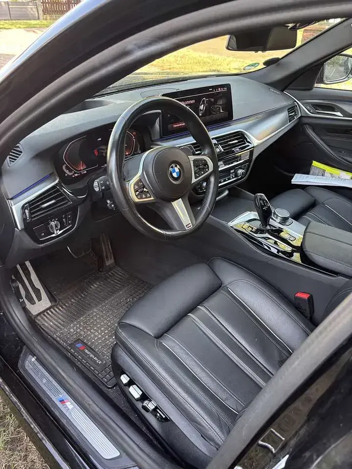 Gebraucht BMW 530 M Sport 245 PS (180 kW) 2023 Schwarz Kombi