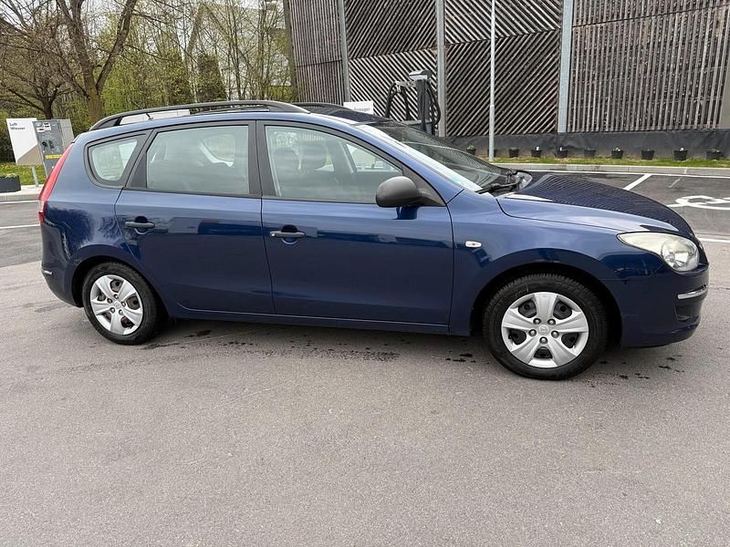 Gebraucht Hyundai i30 90 PS (66 kW) 2010 Blau Kombi