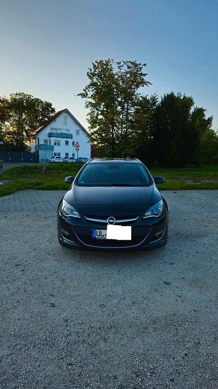 Schwarz Gebraucht 2015 Opel Astra Kombi | 5.500 € (Fairer Preis) - Bild 1/4