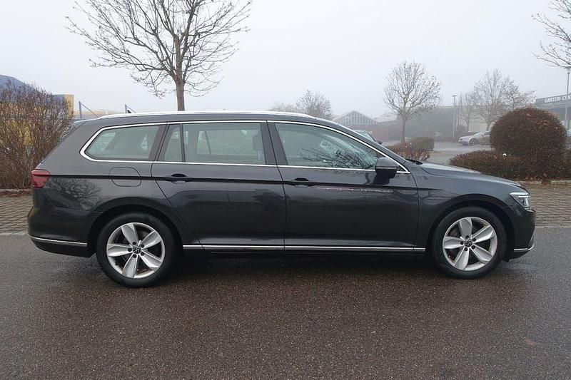 Grau Gebraucht 2020 VW Passat Elegance Kombi | 16.999 € (Teuer) - Bild 1/4