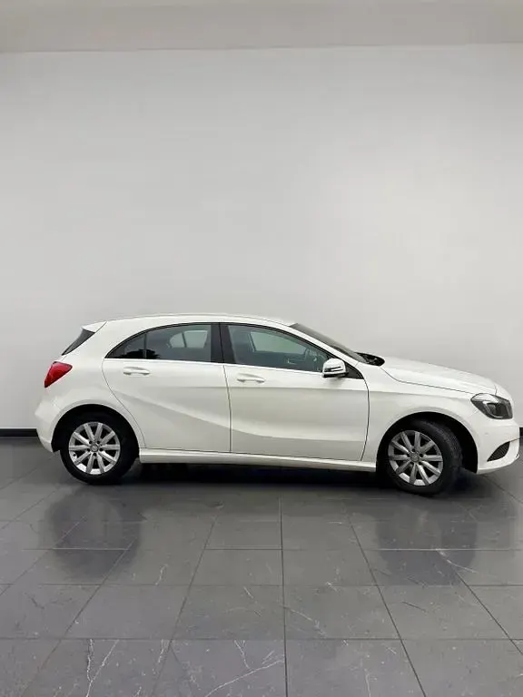 Gebraucht Mercedes A180 Style 122 PS (89 kW) 2015 Weiß Limousine