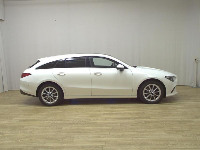 Weiss Gebraucht 2020 Mercedes CLA180 Shooting Brake Progressive Kombi | 16.980 € (Fairer Preis) - Bild 1/4