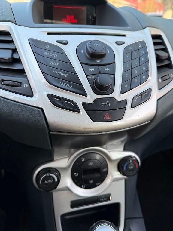 Gebraucht Ford Fiesta Titanium 82 PS (60 kW) 2010 Rot Kleinwagen