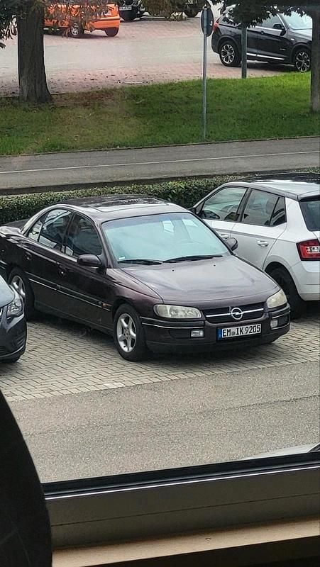Rot Gebraucht 1995 Opel Omega Limousine | 3.500 € - Bild 1/4
