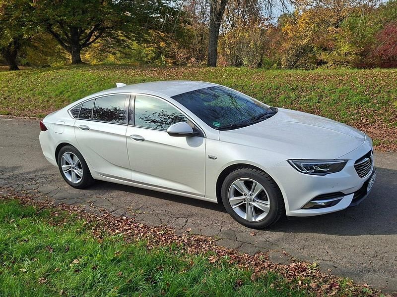 Weiß Gebraucht 2018 Opel Insignia Innovation Limousine | 14.900 € (Fairer Preis) - Bild 1/4