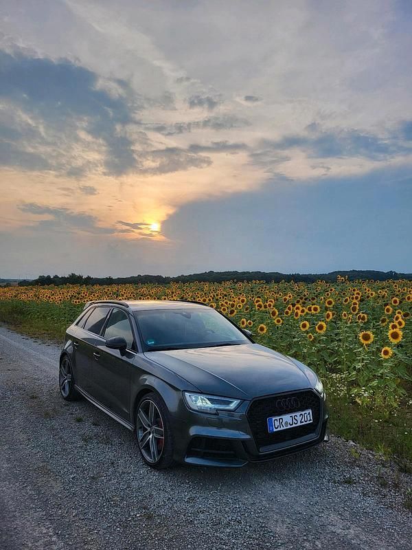 Grau Gebraucht 2019 Audi S3 Kleinwagen | 35.000 € (Etwas zu teuer) - Bild 1/4