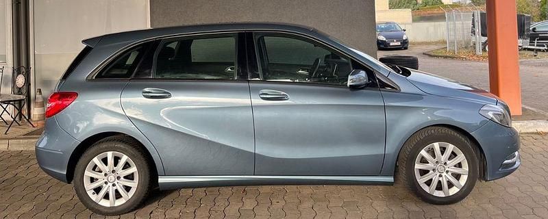 Gebraucht Mercedes B180 109 PS (80 kW) 2012 Blau Van / Kleinbus