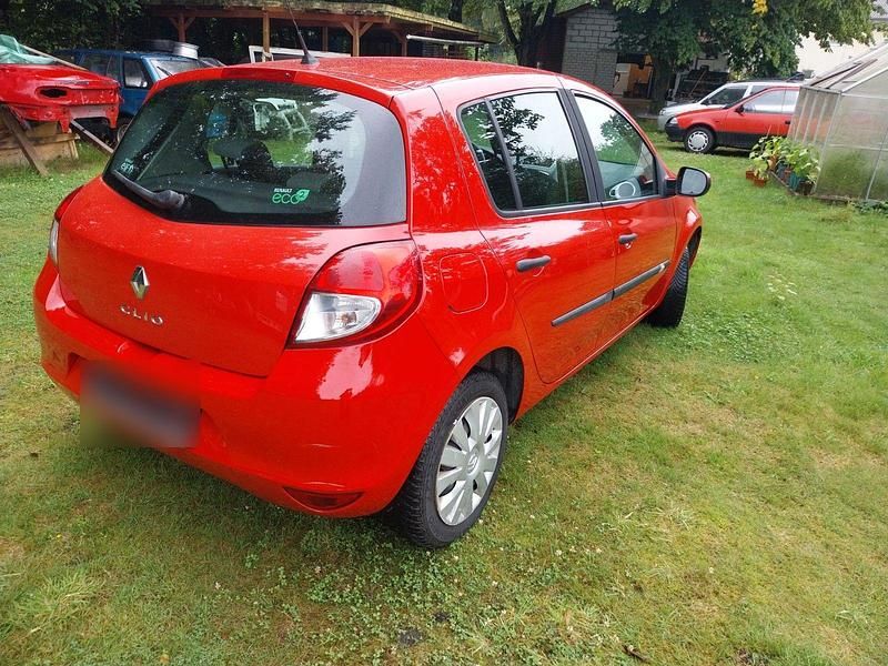 Gebraucht Renault Clio II Expression 75 PS (55 kW) 2011 Rot Kleinwagen