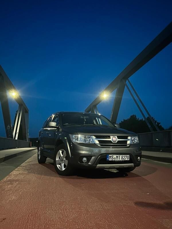 Grau Gebraucht 2012 Fiat Freemont SUV | 6.500 € (Fairer Preis) - Bild 1/4