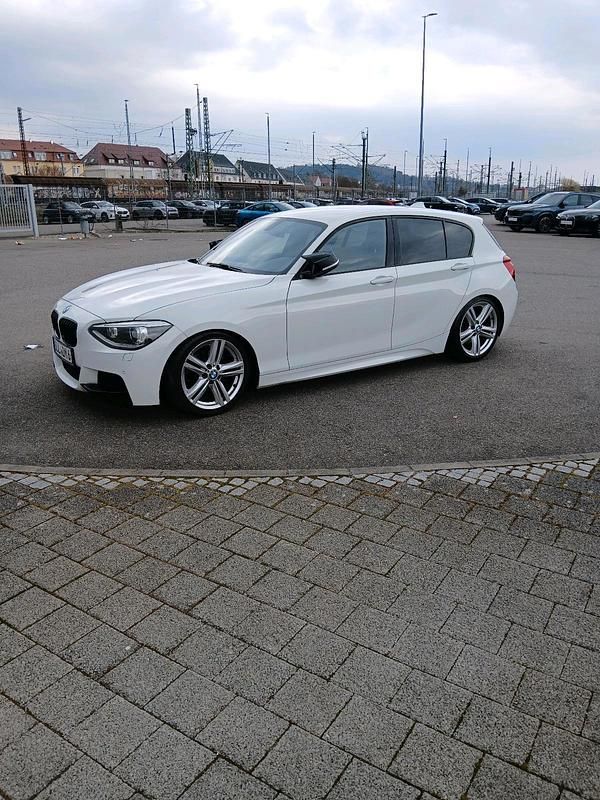 Weiß Gebraucht 2013 BMW 120 M Sport Kleinwagen | 8.450 € (Teuer) - Bild 1/4