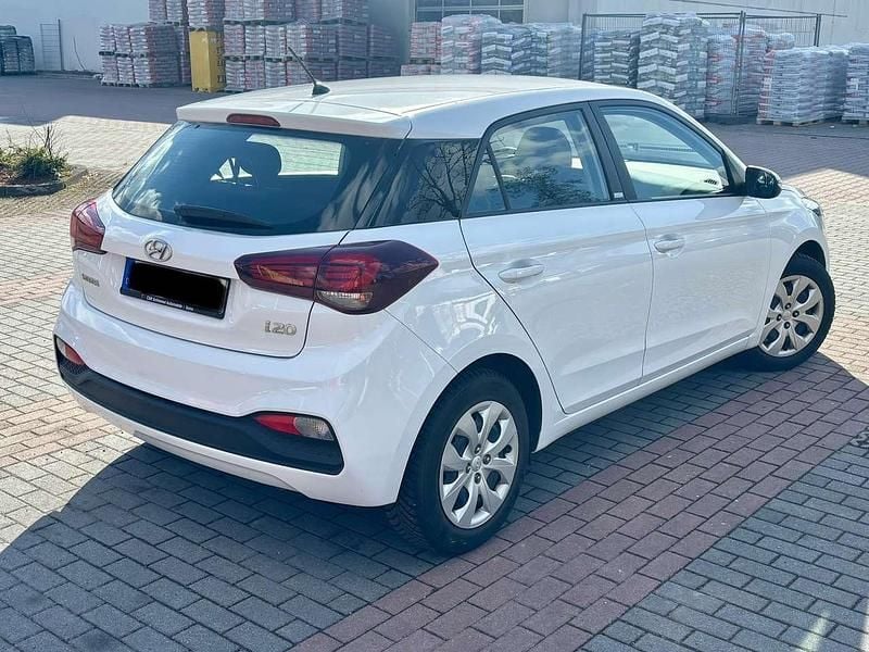 Gebraucht Hyundai i20 Select 84 PS (61 kW) 2021 Weiß Kleinwagen