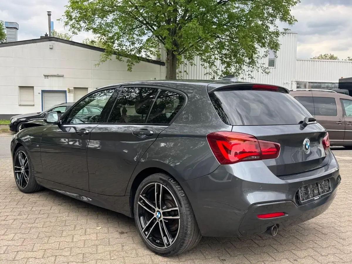 Gebraucht BMW 118 Shadowline 136 PS (100 kW) 2018 Grau Kleinwagen