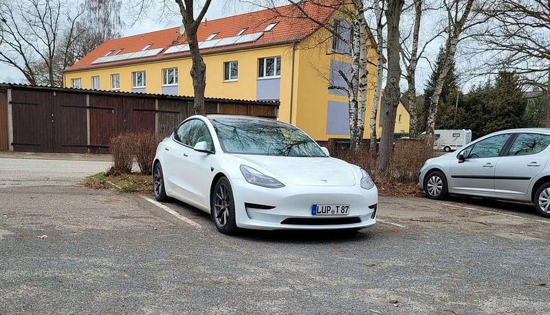 Weiß Gebraucht 2021 Tesla Model 3 RWD Limousine | 23.500 € (Superpreis) - Bild 1/4