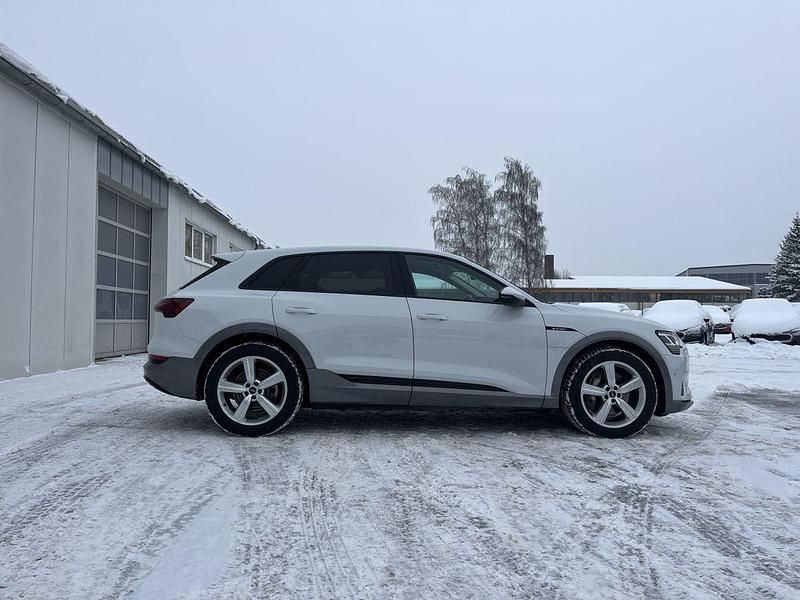 Gebraucht Audi e-tron Advanced Plus 300 kW (408 PS) 2023 Gletscherweiã SUV