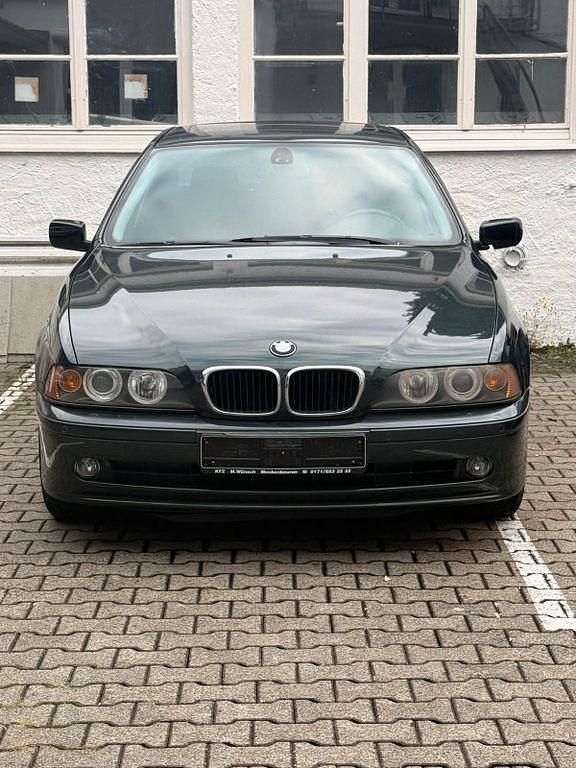 Grün Gebraucht 2002 BMW 520 Limousine | 3.200 € (Fairer Preis) - Bild 1/3