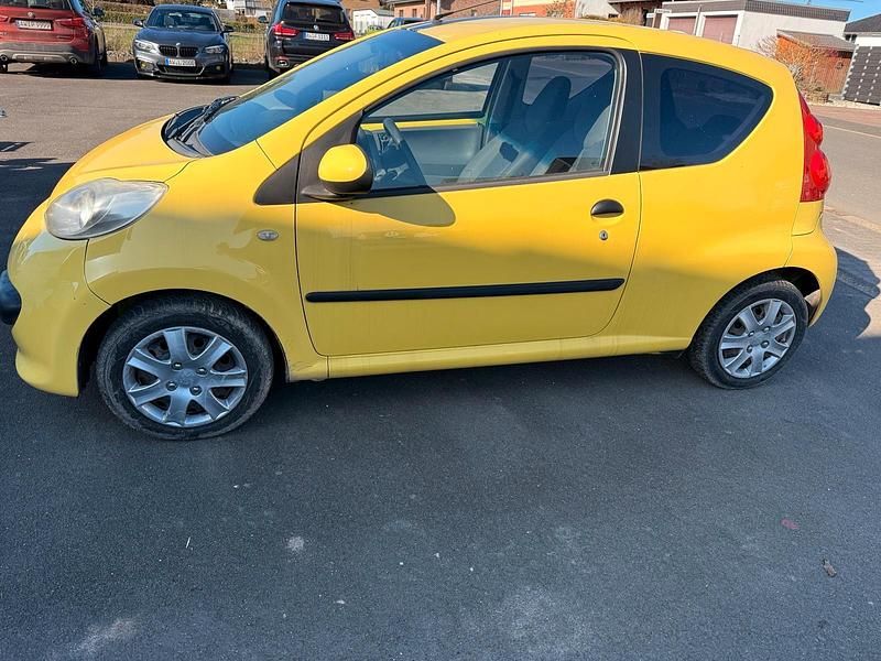 Gebraucht Peugeot 107 68 PS (50 kW) 2005 Gelb Kleinwagen