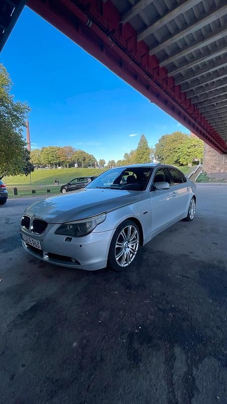 Silber Gebraucht 2005 BMW 525 Limousine | 3.600 € (Superpreis) - Bild 1/4