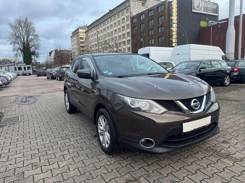 Braun Gebraucht 2015 Nissan Qashqai Acenta SUV | 11.000 € (Etwas zu teuer) - Bild 1/4
