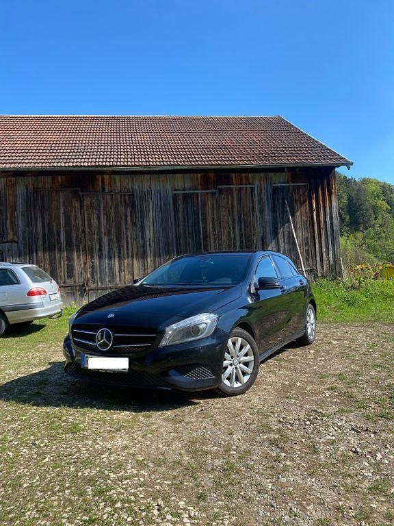 Schwarz Gebraucht 2013 Mercedes A180 Style Limousine | 10.500 € (Etwas zu teuer) - Bild 1/4