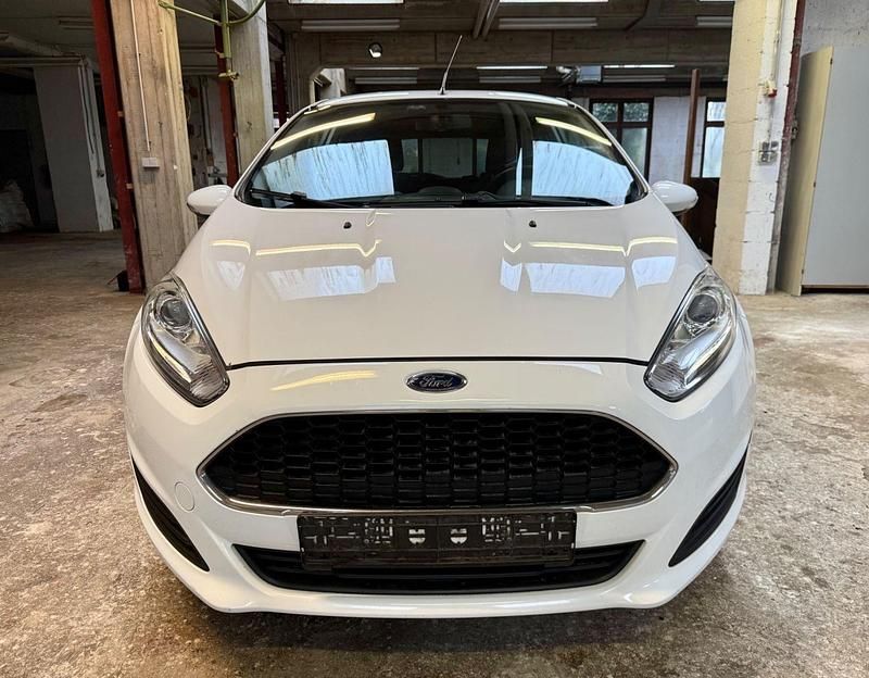 Gebraucht Ford Fiesta Trend 80 PS (58 kW) 2016 Weiß Kleinwagen