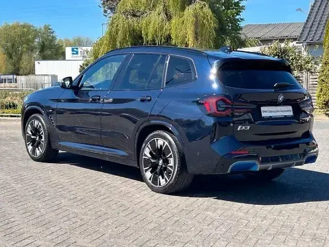 Gebraucht BMW iX3 Impressive 210 kW (286 PS) 2022 Carbonschwarz metallic (metallic) SUV
