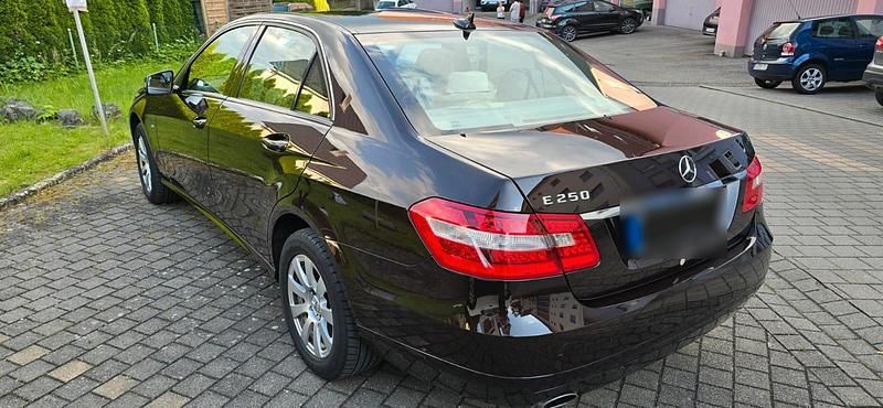 Gebraucht Mercedes E250 205 PS (150 kW) 2011 Braun Limousine