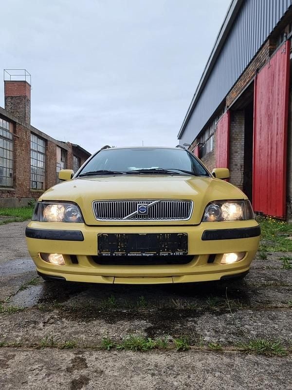 Gelb Gebraucht 2003 Volvo V40 Kombi | 500 € (Superpreis) - Bild 1/4