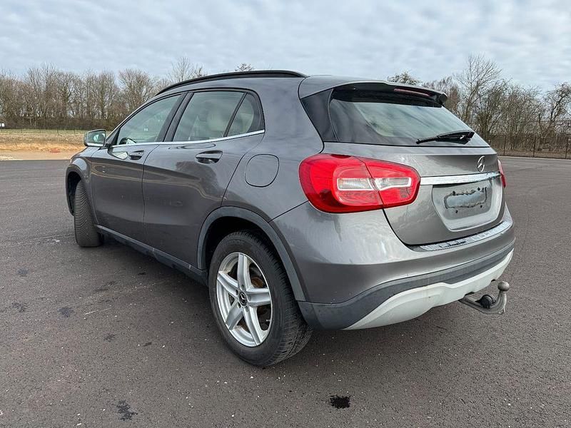 Gebraucht Mercedes GLA200 136 PS (100 kW) 2017 Grau SUV