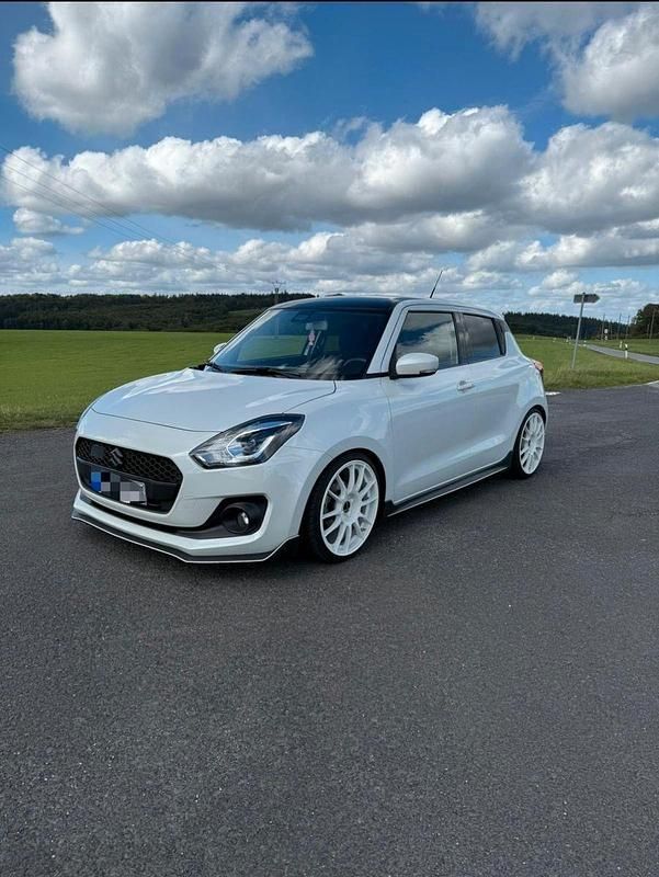 Weiß Gebraucht 2018 Suzuki Swift Comfort+ Kleinwagen | 15.500 € (Fairer Preis) - Bild 1/4