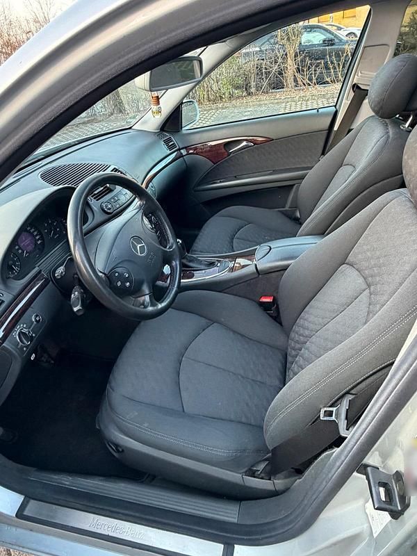 Gebraucht Mercedes E220 Classic 180 PS (132 kW) 2004 Silber Limousine