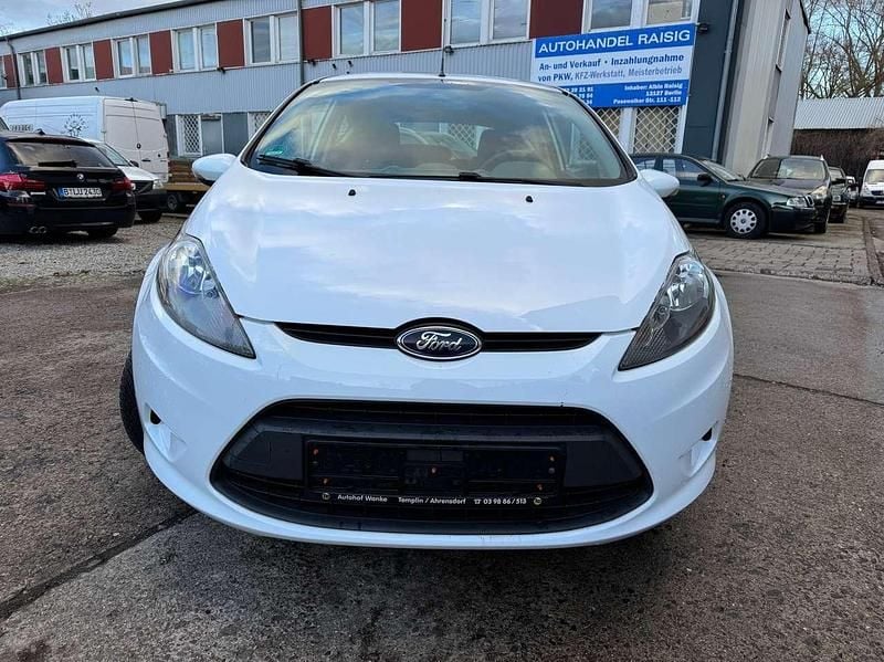 Gebraucht Ford Fiesta Trend 60 PS (44 kW) 2011 Frostweiß Kleinwagen