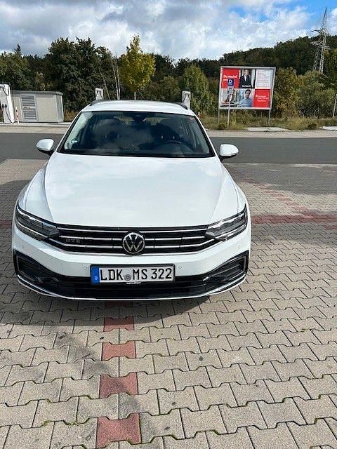 Weiß Gebraucht 2021 VW Passat GTE Kombi | 21.999 € (Guter Preis) - Bild 1/4