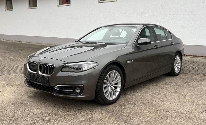 Grau Gebraucht 2015 BMW 520 Luxury Line Limousine | 16.890 € (Fairer Preis) - Bild 1/4